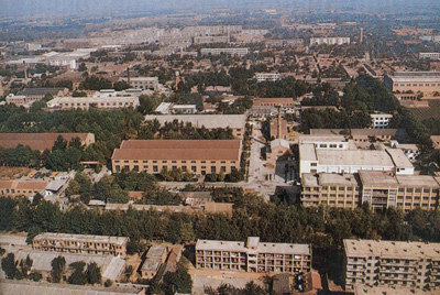 推土機總廠本部廠區(qū)。山東推土機總廠建立時，固定資產(chǎn)原值為2569萬元，占地面積為517538平方米，建筑面積為170861平方米。