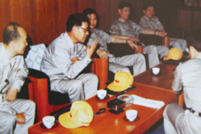 為了學(xué)習(xí)外國先進(jìn)技術(shù)和管理方法，前往引進(jìn)技術(shù)與設(shè)備的國家進(jìn)行實地考察。薛仲光廠長在日本。