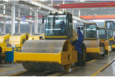 2002年2月，由履帶廠開發(fā)研制的YZ18液壓振動壓路機，順利下線。