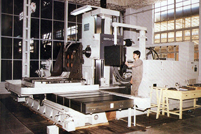 BPN-13B(R4)數(shù)控臥式加工中心。廠房擴建加大，設(shè)備填平補齊，增加精、大、稀設(shè)備，新上生產(chǎn)線，提高企業(yè)裝備素質(zhì)，使山推廠成為名副其實的大馬力推土機生產(chǎn)廠。